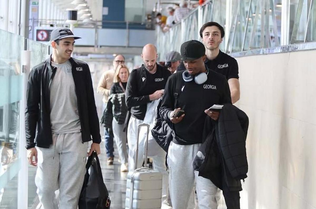 McFadden, en primer término a la derecha, a su llegada este viernes a Tenerife.