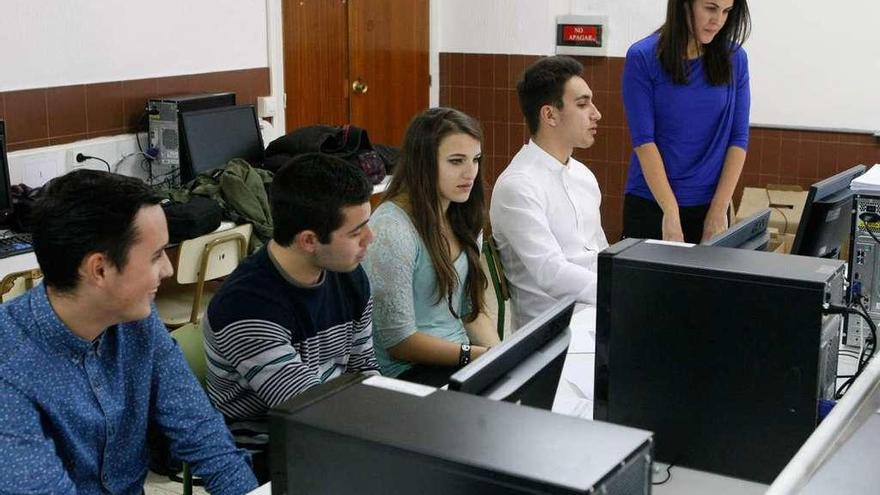 Los cuatro alumnos del IES Río Duero, con su profesora de Economía, durante una clase.