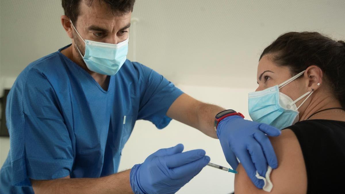 Vacunación de personal sanitario en el CAP Manso de Barcelona.