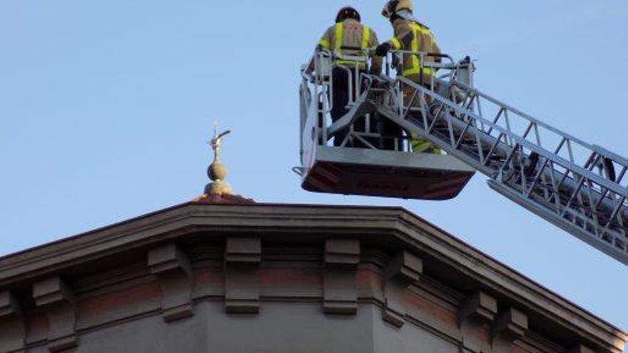 Els Bombers rescaten un colom a Manresa