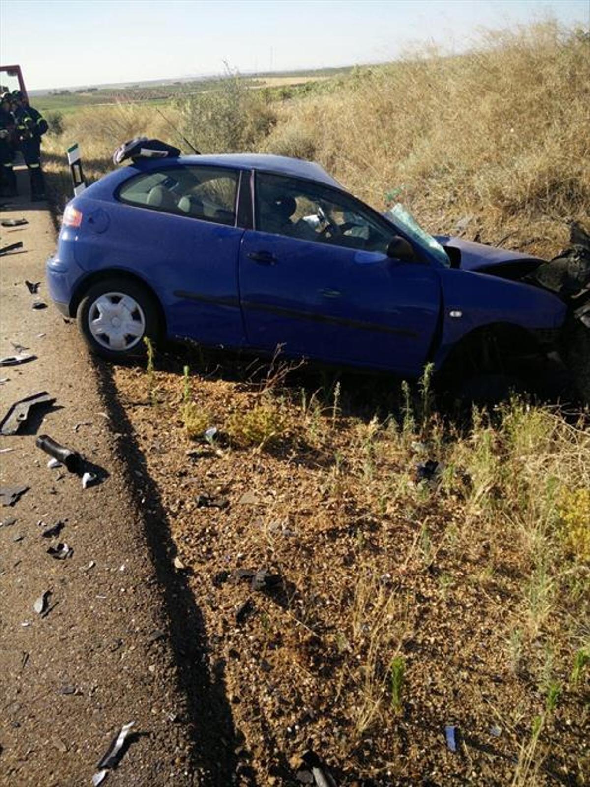 La colisión de dos vehículos en Solana de los Barros acaba con una mujer  muerta y