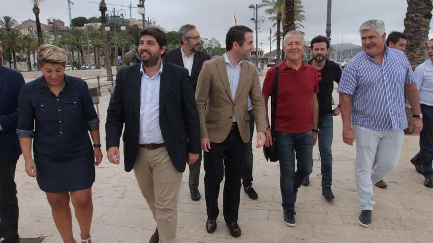 De izq. a dcha., Noelia Arroyo, Fernando López Miras y Teodoro García, llegando al Club de Regatas.