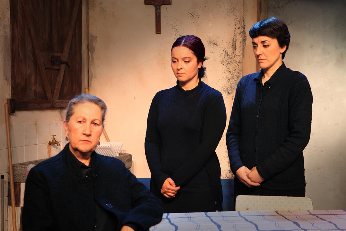 Un momento da representación de "Bernarda. Vilalba 1975", con Luisa Merela, Celia González e Esther Aja (que será sustituída por Paula Pier).