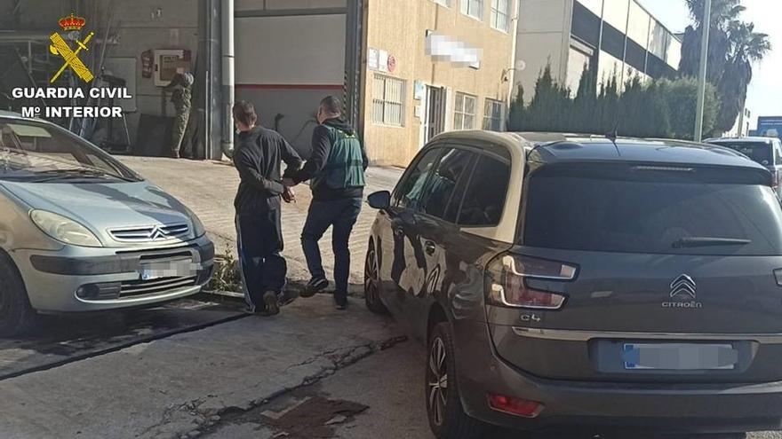 La Guardia Civil detuvo al supuesto autor de los robos cuando acudía a vender la chatarra a la nave de Benissa