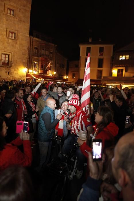 Celebración rojiblanca en la plaza del Marqués