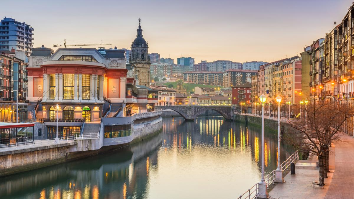 Ría de Bilbao y mercado de la Ribera.