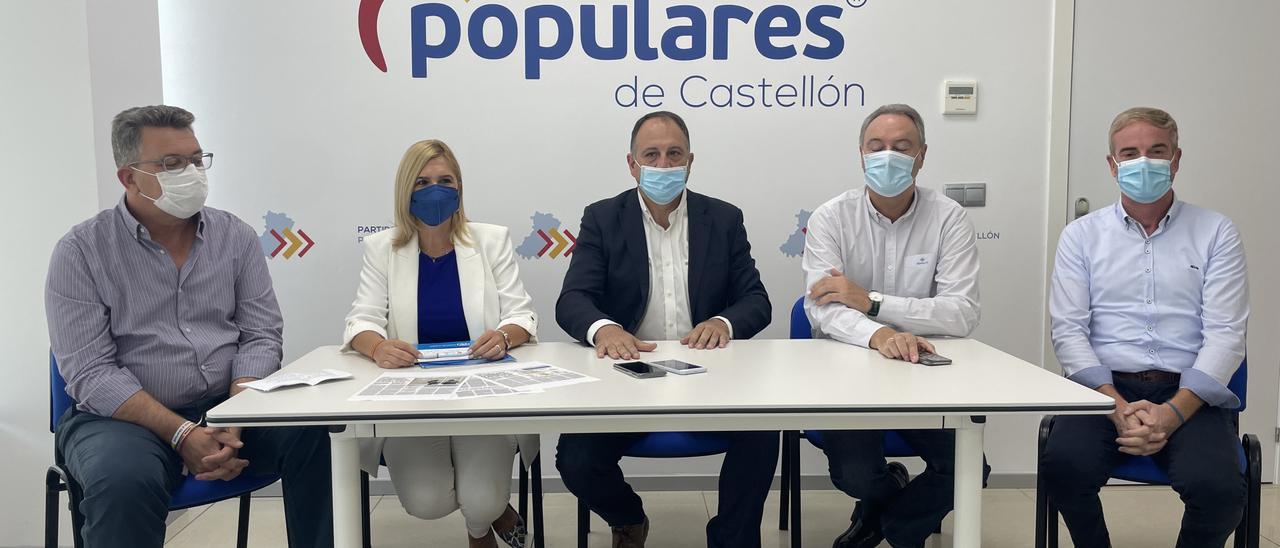 Martínez, Pradas, Aguilella, Fabra y Clavell, en la sede del PPCS para explicar la iniciativa para la cerámica.