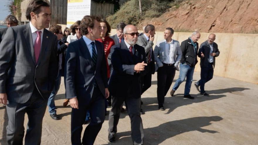 Un moment de la visita ahir a les obres del passeig del Molinet