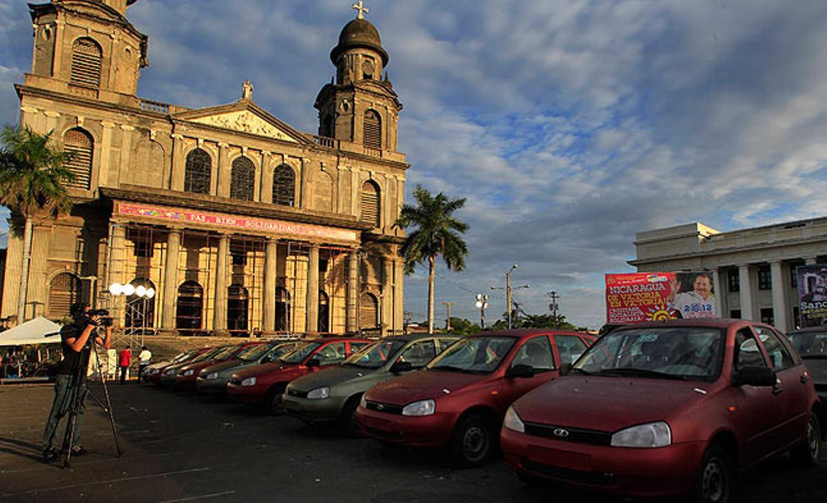 Cotxes de fabricació russa aparcats a la plaça de la Revolución de Managua. Els vehicles seran utilitzats com a taxis per diferents empreses de Nicaragua.