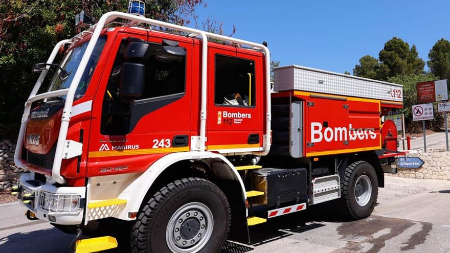 Un camión de bomberos en la zona donde se ubica el depósito en Finestrat
