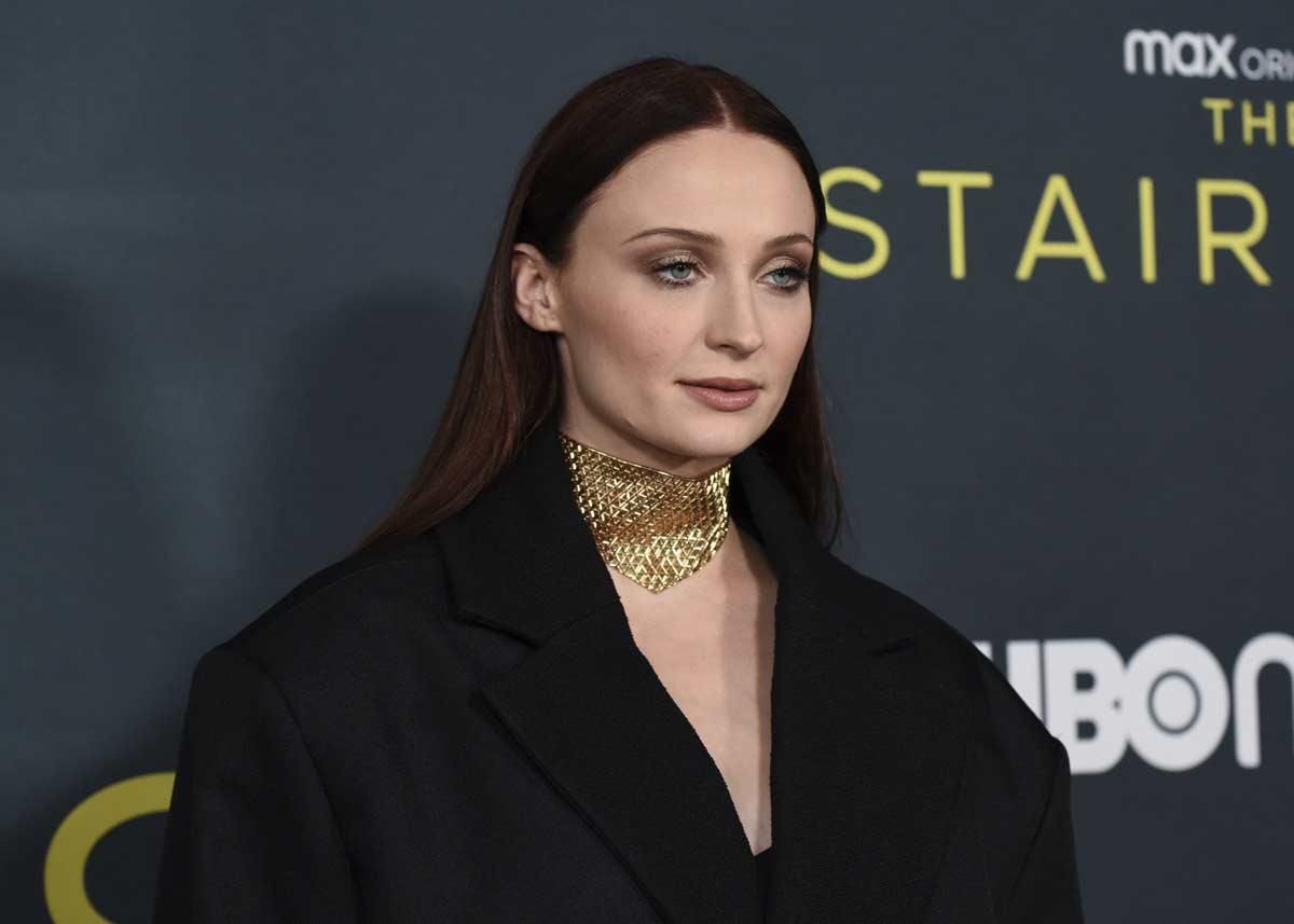 Sophie Turner, con choker dorado en la premiere de 'The Staircase'