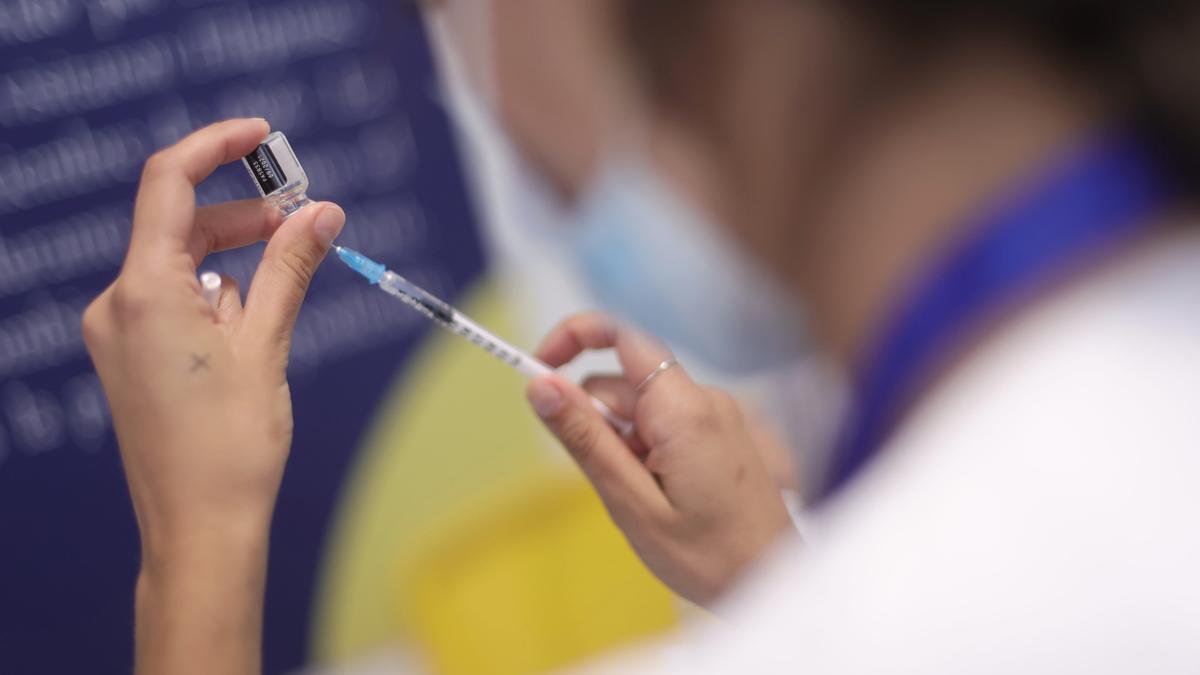 Una sanitaria recarga una dosis de la vacuna contra la COVID-19