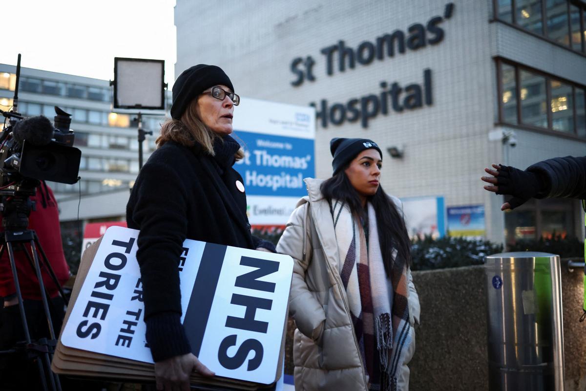 Protesta de enfermeras del sistema de salud público del Reino Unido (NHS, por sus siglas en inglés), frente al Hospital St. Thomas de Londres. Reclaman recibir un salario digno acorde con el trabajo que realizan.