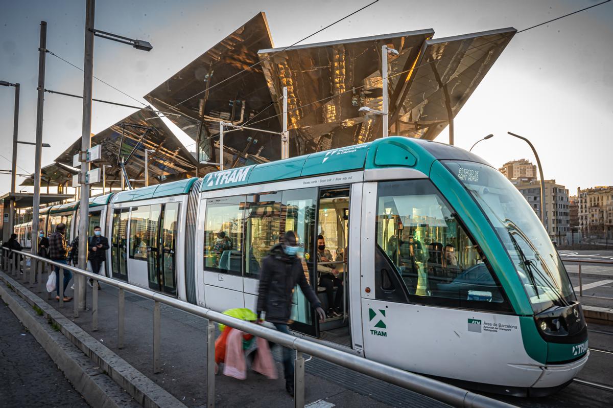 Un tranvía de la línea T4, a su paso por la estación de Glòries.