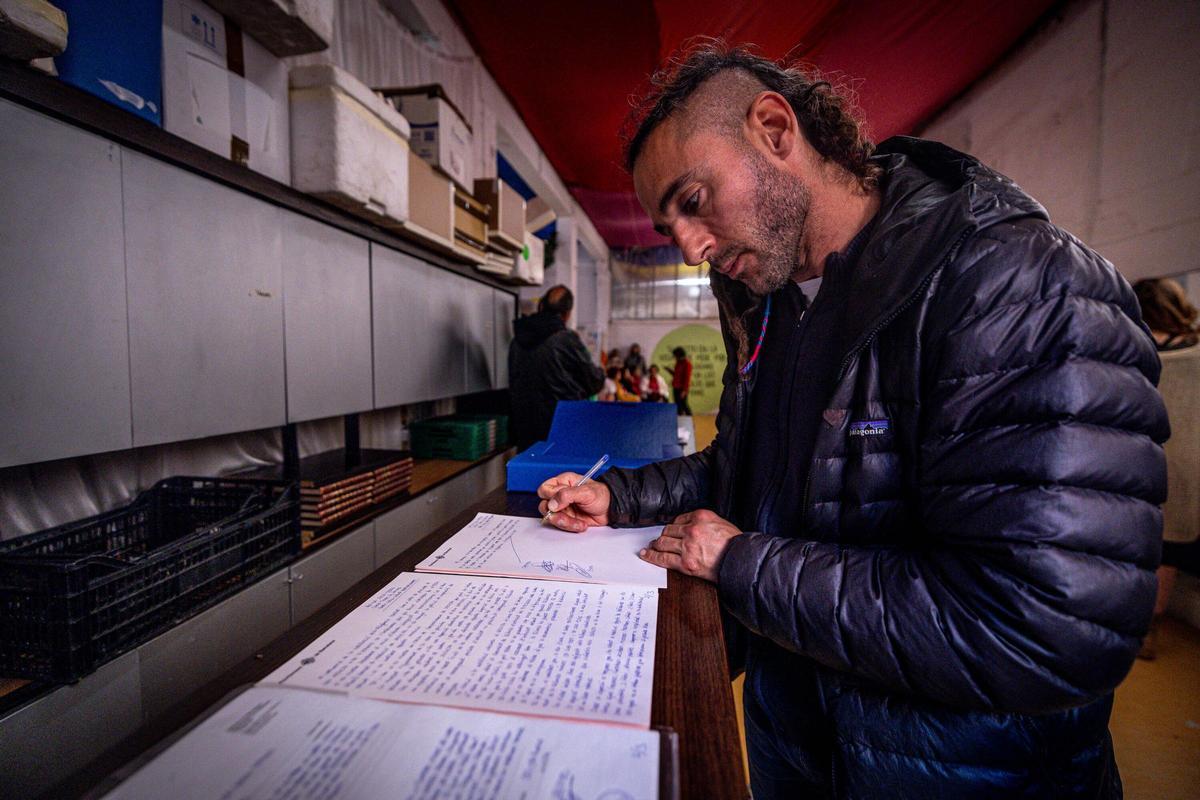 El presidente de Enriquezarte, Jean Ben Illouz, lee el acta de inspección al local de la ONG, situado en el Turó de la Peira, en Barcelona.