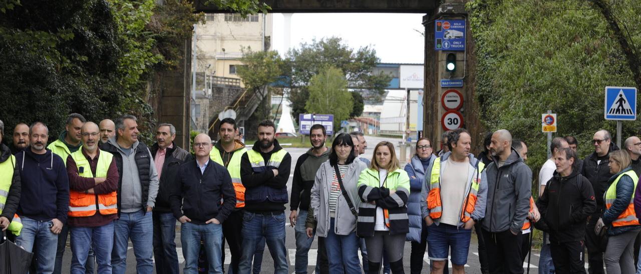 Primera concentración de trabajadores de Saint-Gobain, en la puerta del complejo industrial de La Maruca, este pasado lunes.