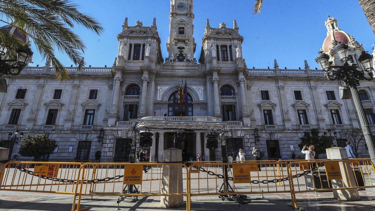 Las vallas para cerrar la plaza del Ayuntamiento ya estaban preparadas ayer. | FOTOS DE F.CALABUIG