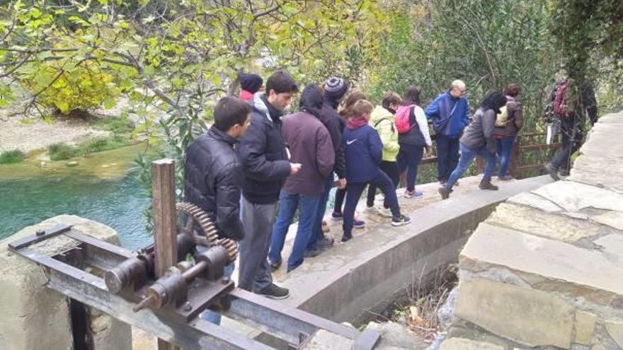 Participantes en la actividad de la ruta del agua del pasado sábado en Ontinyent.