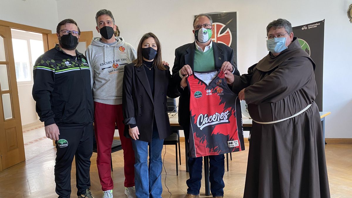 Presentación del homenaje al San Antonio en el partido entre el Cáceres y el Oviedo de este viernes.
