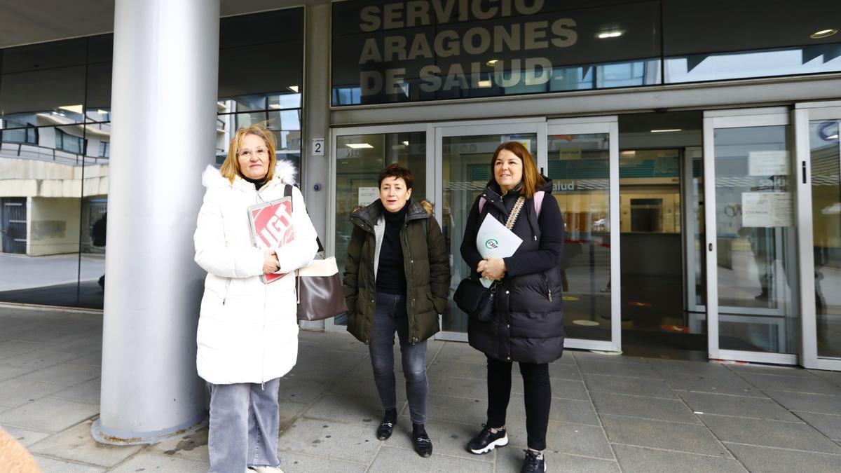 Elena Lahoz (UGT), Delia Lizana (CCOO) y Jessica Fessenden (CSIF), a la entrada de la reunión con el Salud.