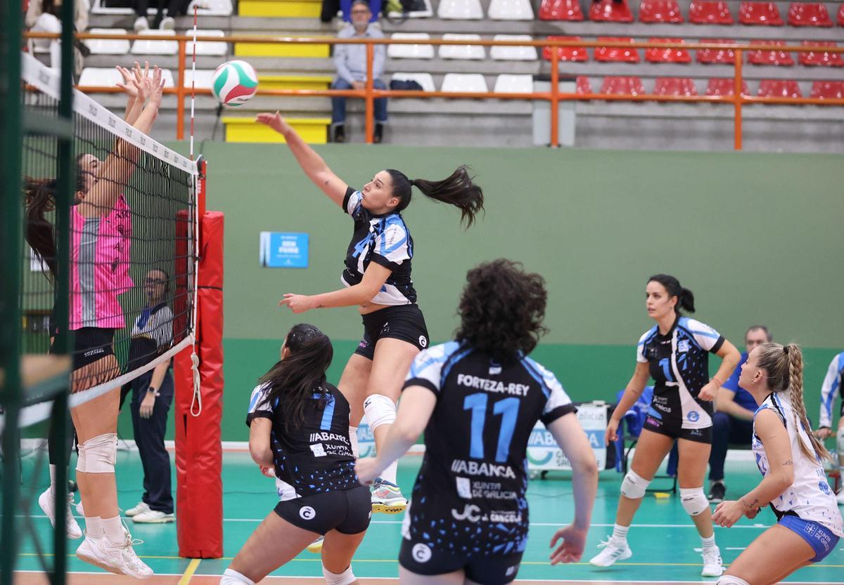 Alba Quirós remata en un partido del Zalaeta esta temporada.