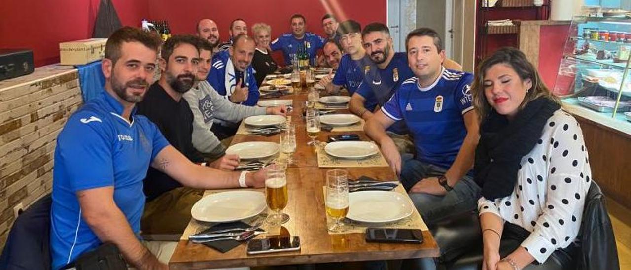 Una quincena de peñistas azules, en la comida previa de la Peña Azul Mallorca. | PAM