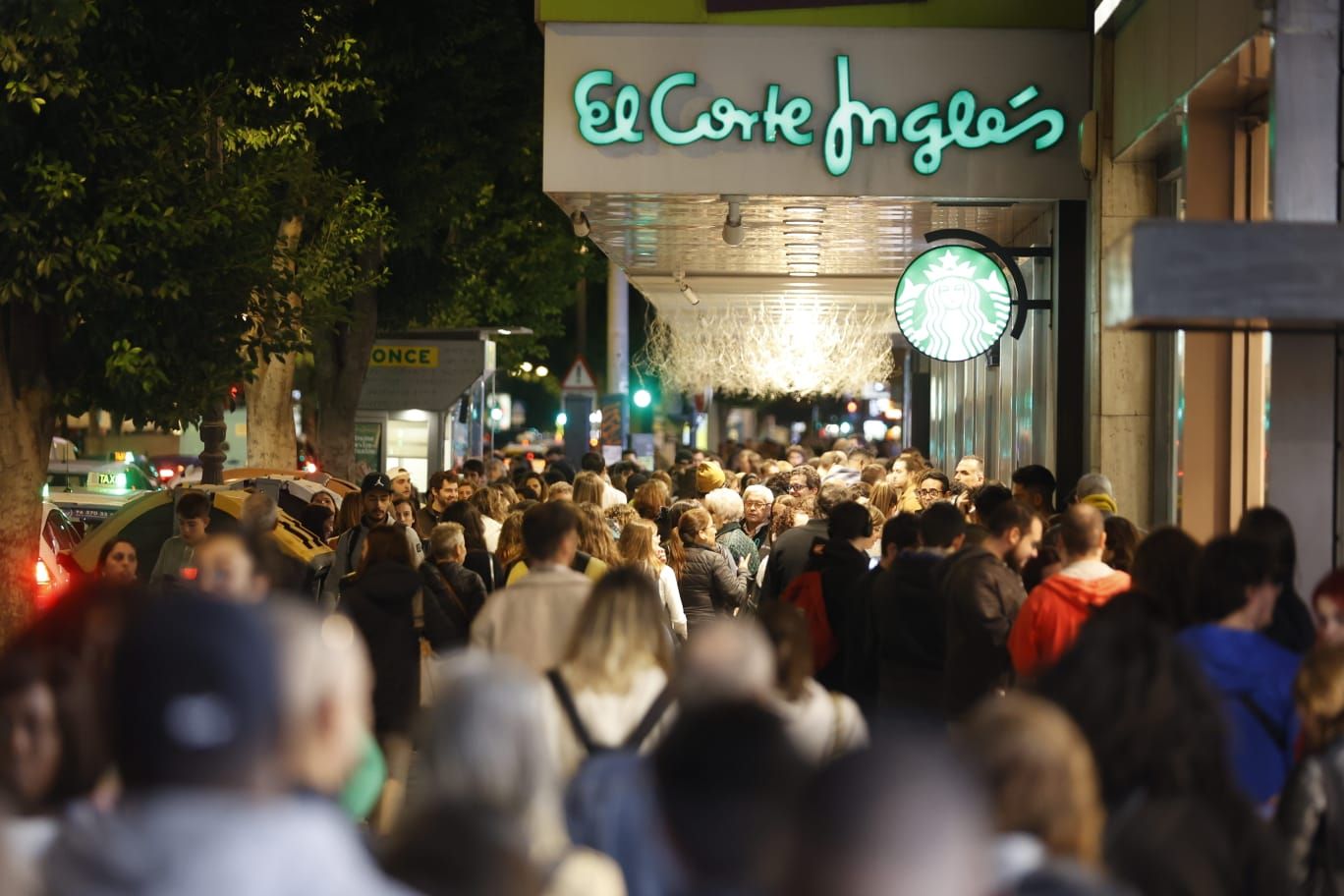 Fiebre por el Black Friday: una marea de gente abarrota la calle Colón