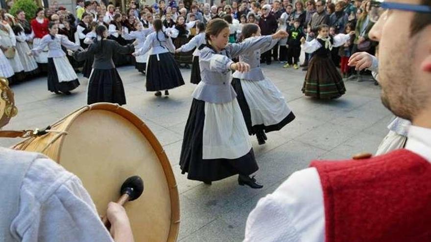 Fin de los festejos por el día de la danza, dedicada al baile tradicional