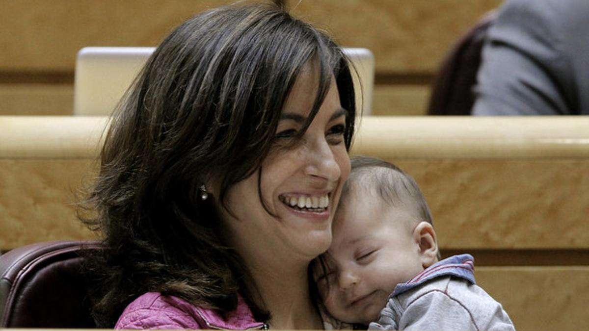 La socialista Iolanda Pineda, con su bebé, en el Senado.