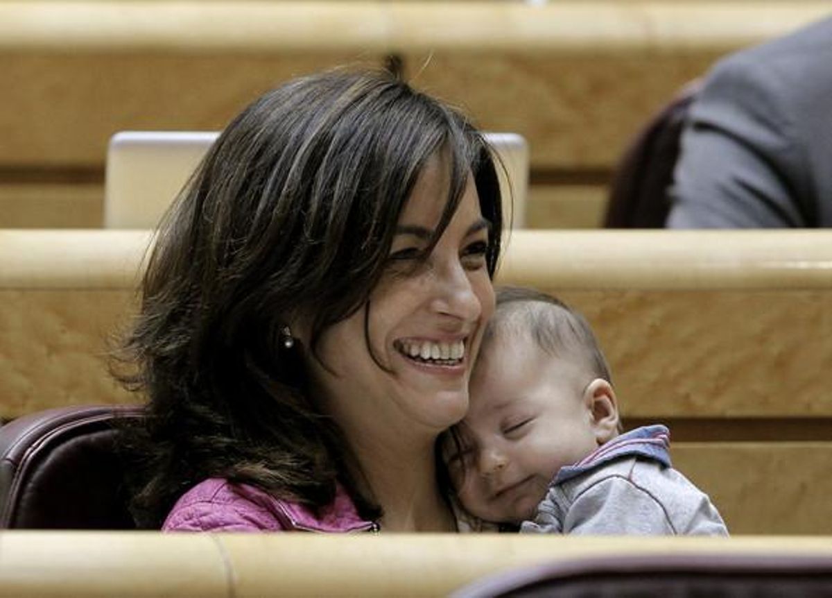 La socialista Iolanda Pineda, amb el seu nadó, al Senat. La socialista Iolanda Pineda, amb el seu nadó, al Senat.
