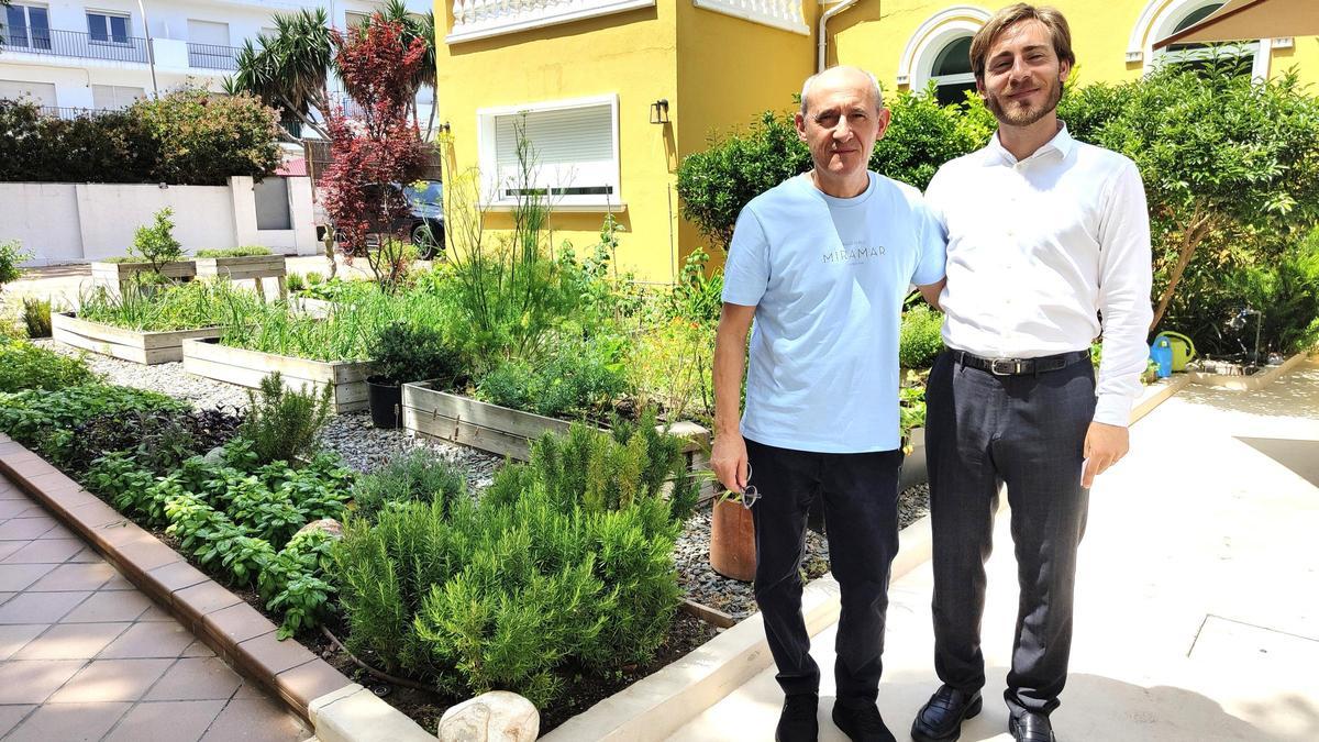 Paco y Guillem Pérez en el jardín de Miramar.