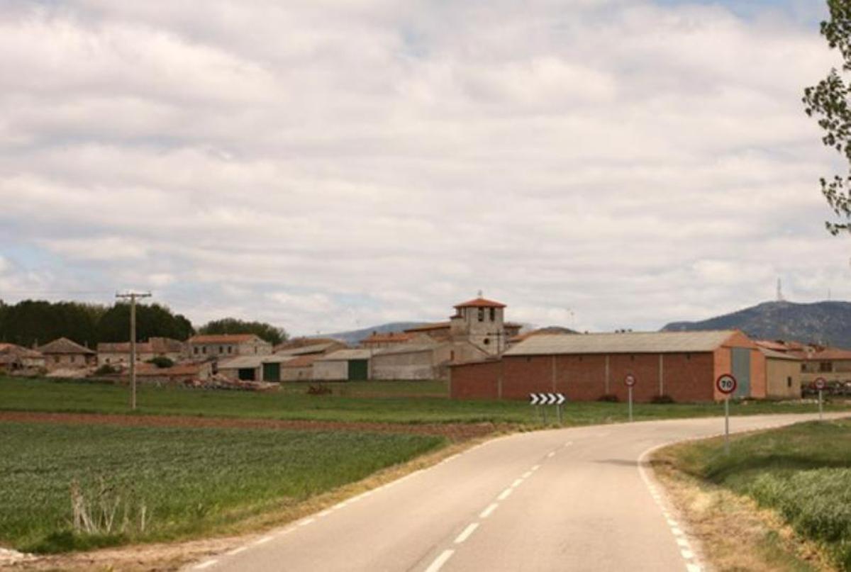 Vista de la entrada a Nebreda, en Burgos, cuyo bar se alquila gratis y se ofrecen 400 euros al mes a quien lo gestione.