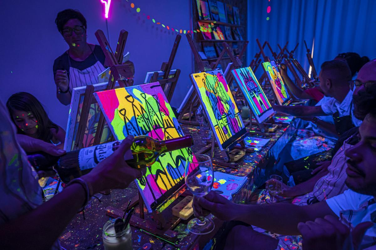 Barcelona 10-07-2022 On Barcelona. Para el repor del On BCN. Hablaremos de experiencias de pintar + Vino. Esta es Wine Gogh. Te enseñan a pintar un cuadro mientras te dan vino. AUTOR: MANU MITRU