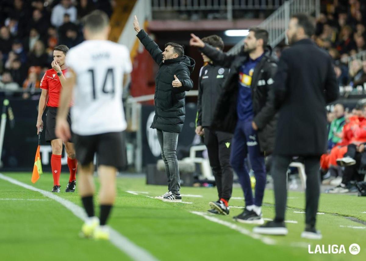 Eder Sarabia da instrucciones a los suyos en Mestalla