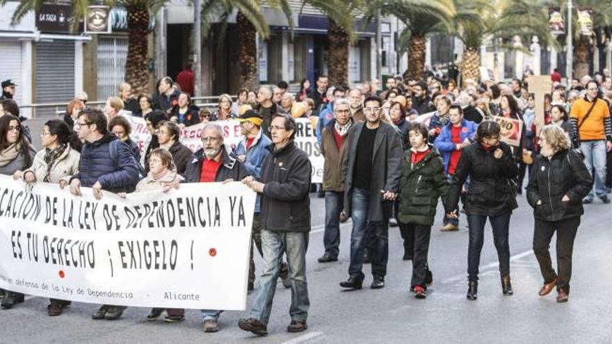 Más de 12.000 alicantinos siguen a la espera  de percibir la prestación de la dependencia