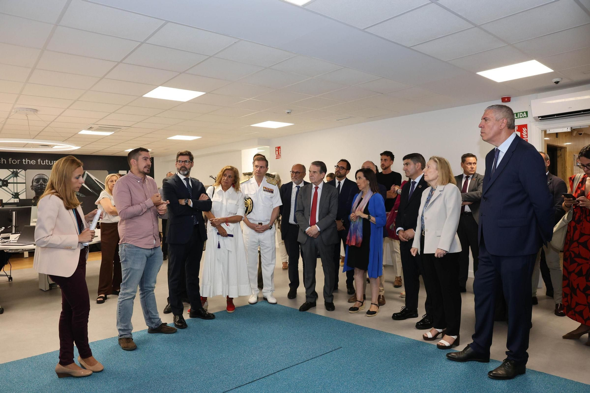 La ministra de Defensa, Margarita Robles, visita la sede de Indra en Vigo