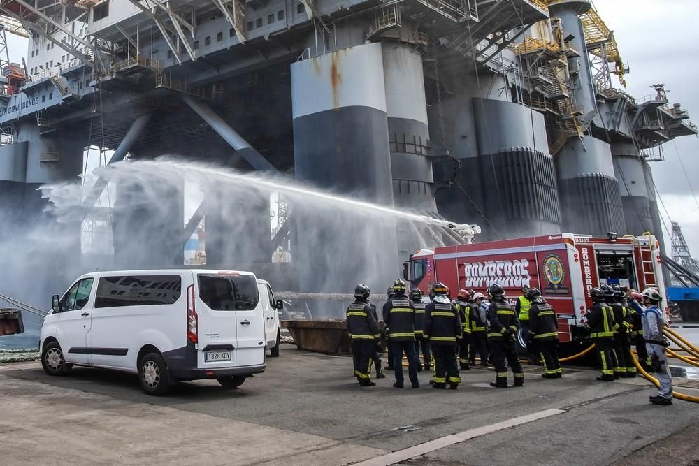 Simulacro de incendio en un buque en el Puerto de La Luz