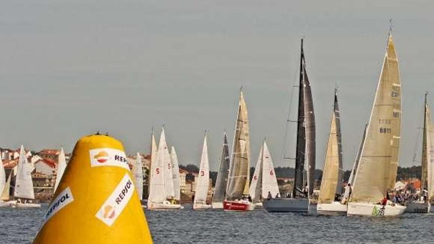La flota, en liza durante la manga de ayer entre Sanxenxo y Baiona.