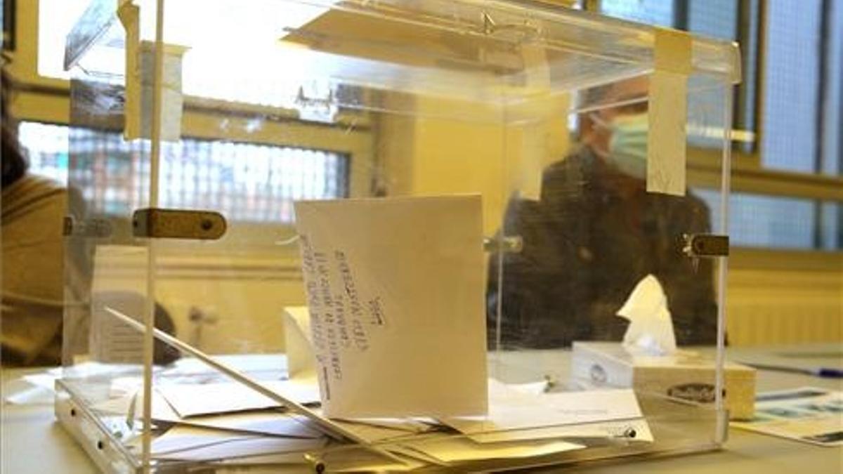 Urna con papeletas de voto en las elecciones catalanas del 14-F