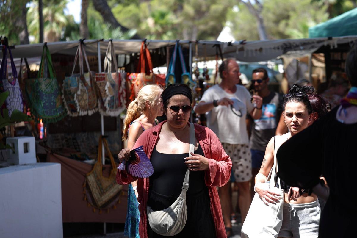 El emblemático mercadillo hippie de Punta Arabí, en imágenes