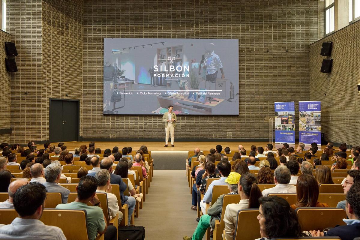 Pablo López, CEO & Co-founder de Silbon, en el centro.