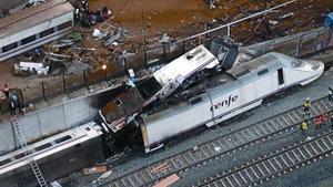 Una imatge del trenAlvia accidentat al revolt d’A Grandeira.
