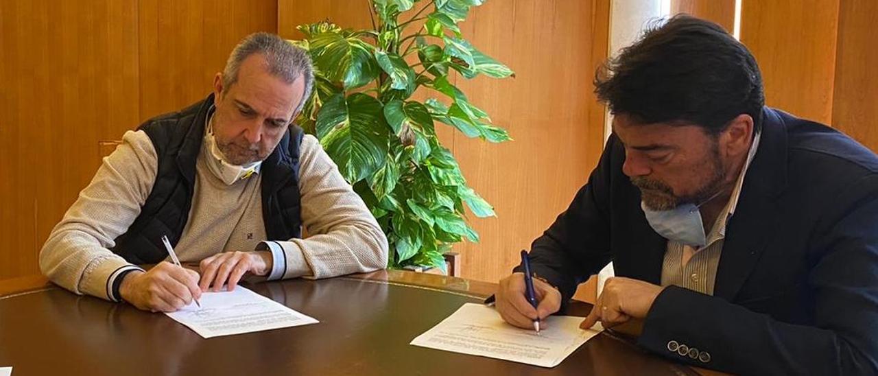 Firma del convenio entre la CEV y el Ayuntamiento, que se produjo hace dos semanas