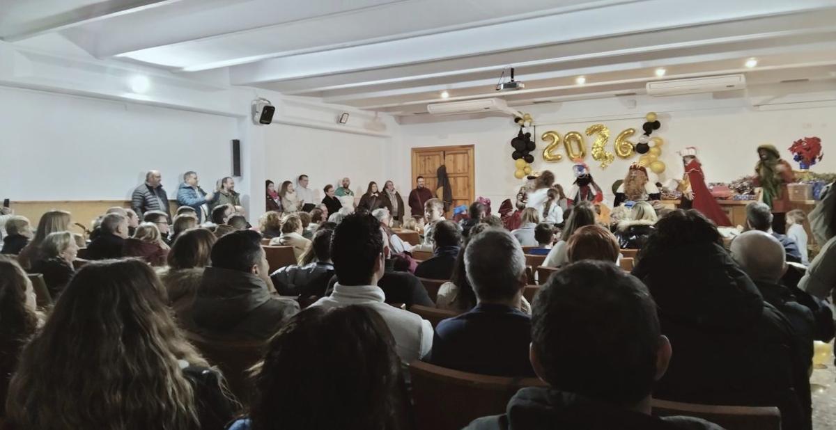 Los vecinos de Lécera recibieron la visita de los Reyes Magos.  | SERVICIO ESPECIAL