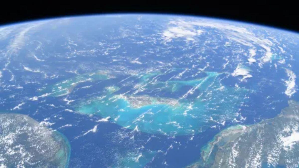 El Océano Atlántico, en la zona de las Bahamas, observado desde la Estación Espacial Internacional en julio de 2024.