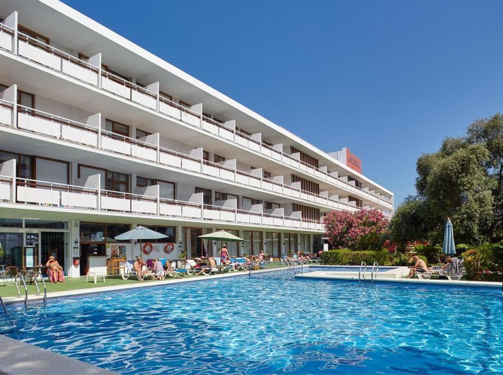 Pasa unos días de ensueño en el Hotel Arenal en Ibiza.