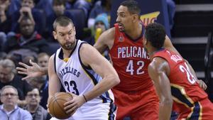 Marc Gasol piensa una jugada ante la oposición de Ajinca y Hield en el Memphis-Pelicans.