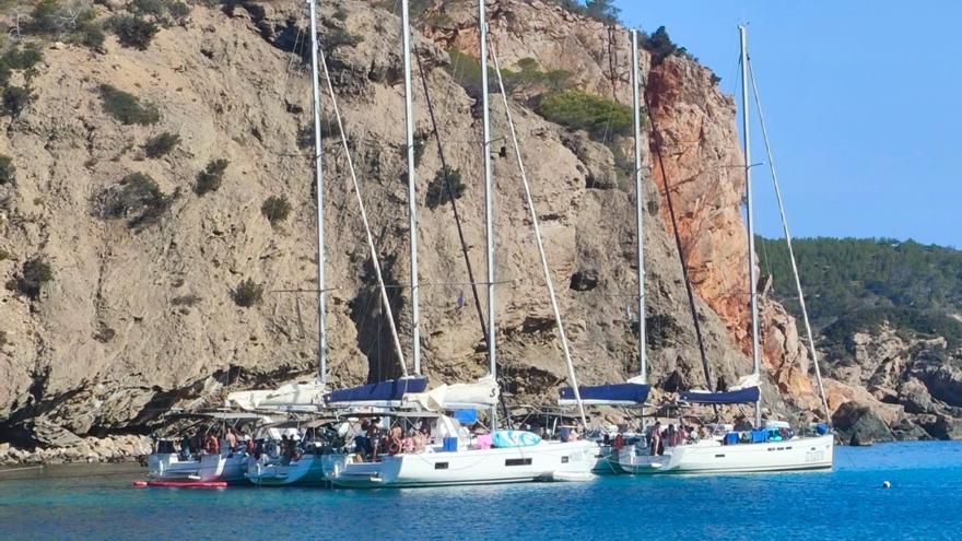 Irregularidades de una empresa de chárter en Cala Xarraca: cabos que cortan el paso, fondeo cerca de la orilla y jarana nocturna