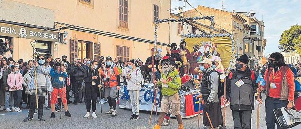 Una de les comparses que ha participat a la Rua de Campos.