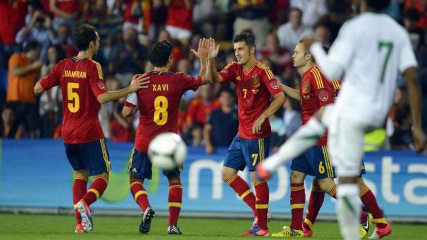 David Villa, en el centro, recibe las felicitaciones de sus compañeros tras marcar de penalti. / félix ordóñez